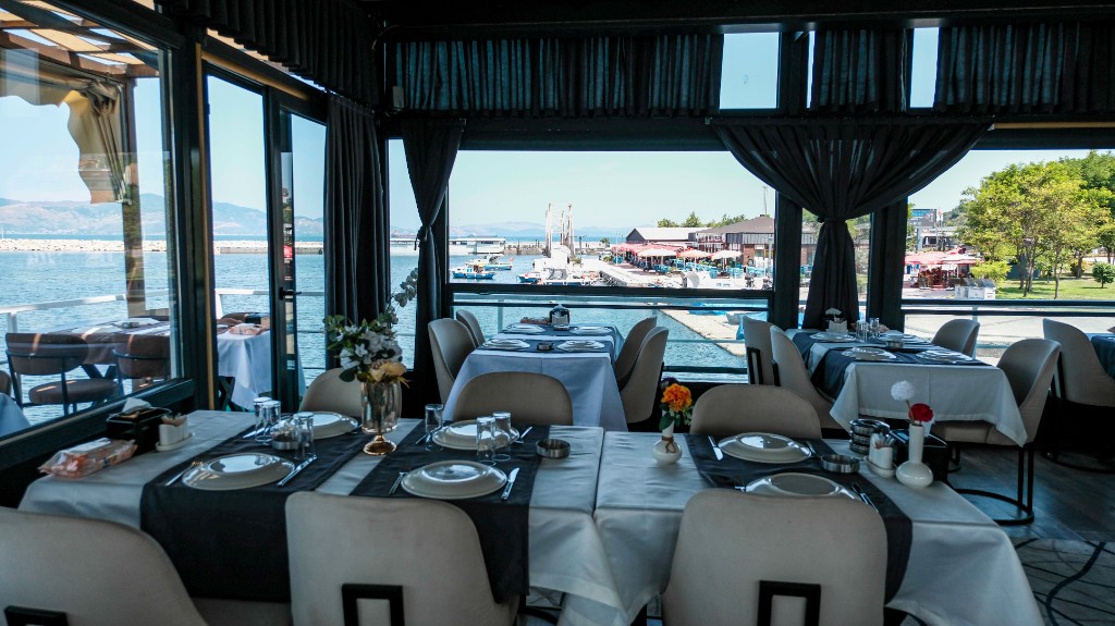 Deniz manzaralı salon ve servis hazır masalar