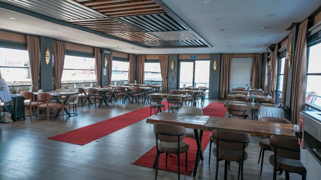 Geniş iç salon ve kırmızı halı