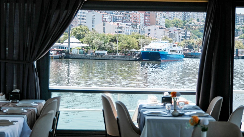 Pencereden liman ve feribot manzarası